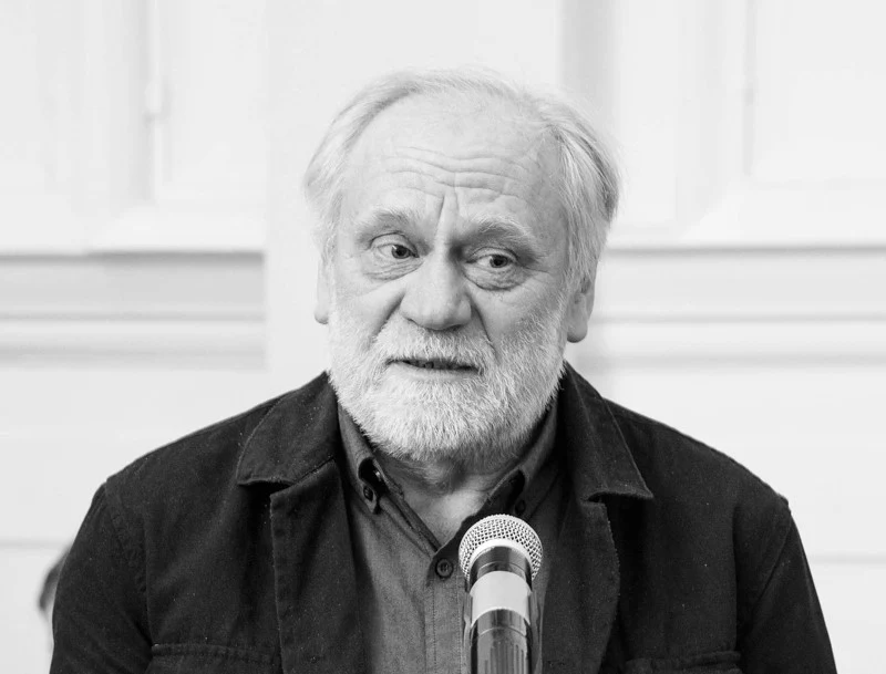 Умер художник театра и кино Устинов Юрий